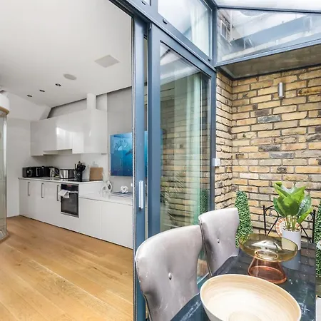 Trafalgar Square Arty Apartment